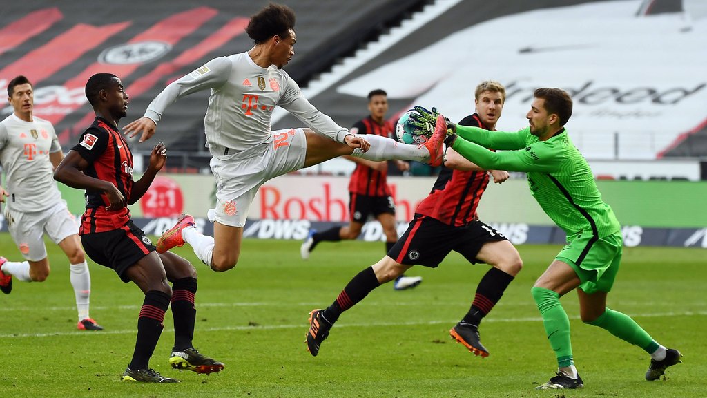 A, knapp! Leroy Sané fliegt an einem Zuspiel vorbei.