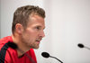 Daniel Baier auf einer Pressekonferenz des FC Augsburg.