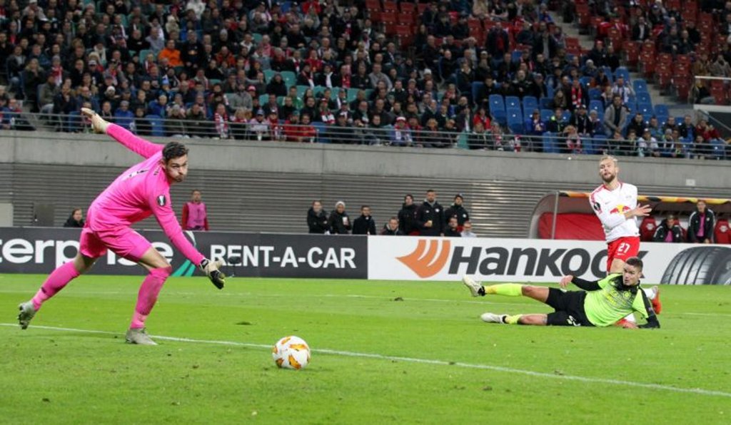 Craig Gordon schaut hier gegen RB Leipzig dem Ball nur hinterher.