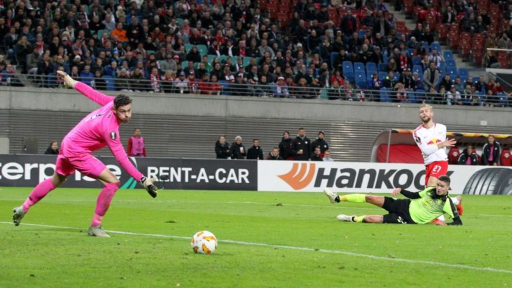 Craig Gordon schaut hier gegen RB Leipzig dem Ball nur hinterher.