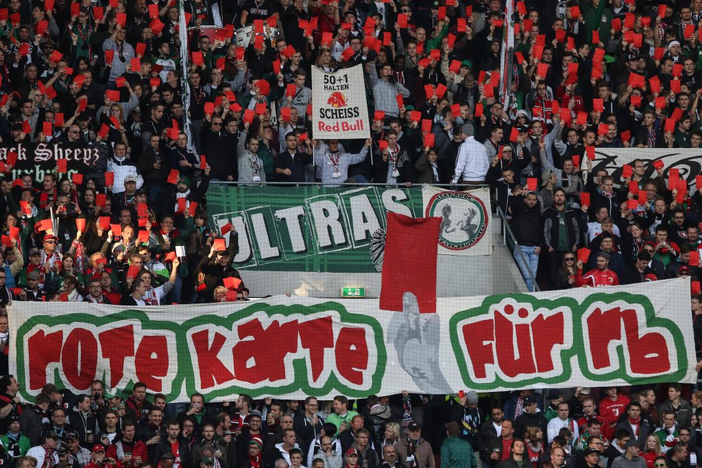 FCA-Fans zeigen RB Leipzig die rote Karte.