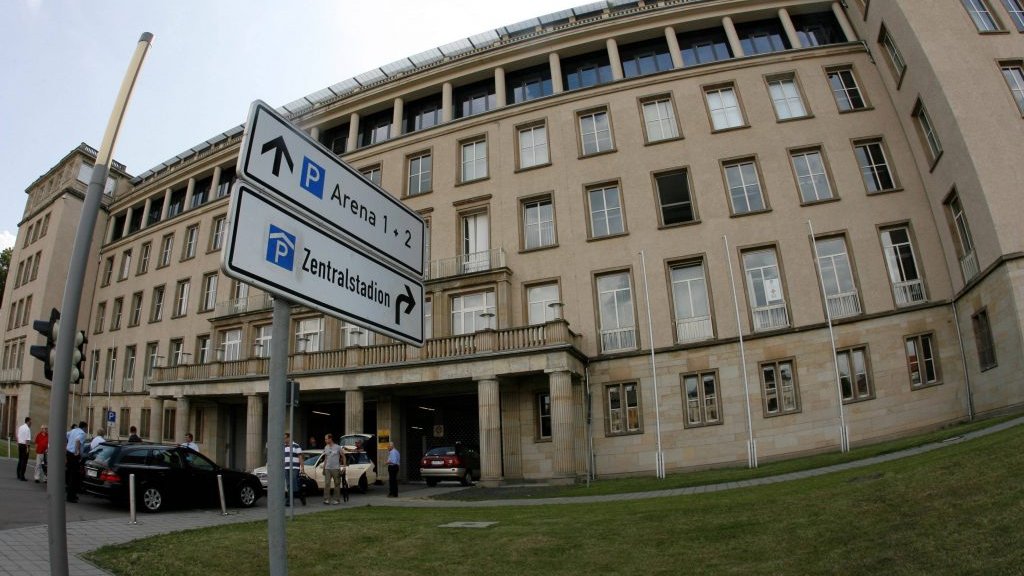 Beschilderung der Parkplätze rund um das Stadion.