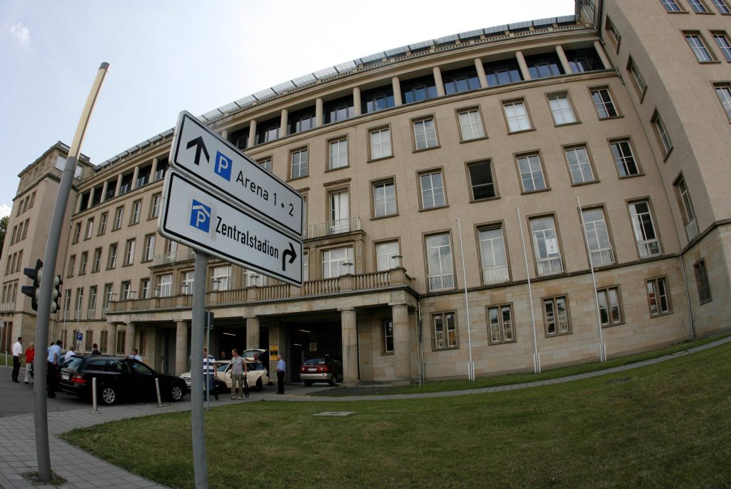 Beschilderung der Parkplätze rund um das Stadion.