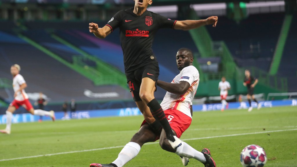 Der Mann des Spiels: Dayot Upamecano gegen Marcos Llorente.