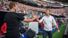 Jesse Marsch (r.) begrüßt beim Spiel zwischen RB Leipzig und dem FC Bayern seinen Vorgänger Julian Nagelsmann.