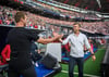 Jesse Marsch (r.) begrüßt beim Spiel zwischen RB Leipzig und dem FC Bayern seinen Vorgänger Julian Nagelsmann.