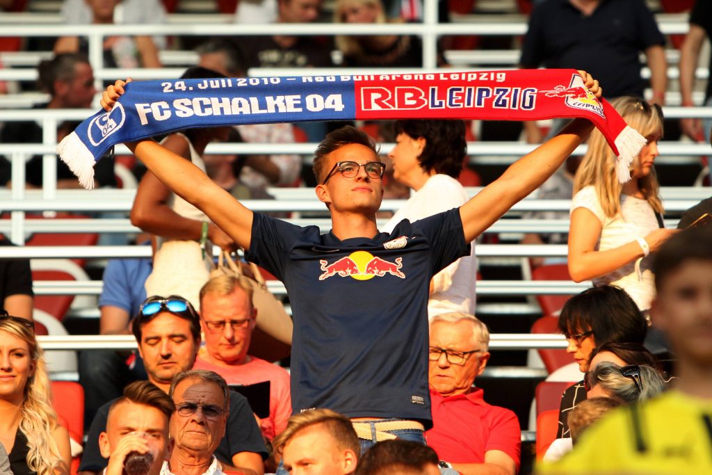 David Rangnick zeigt dem BVB, wie Begegnungsschals auszusehen haben.