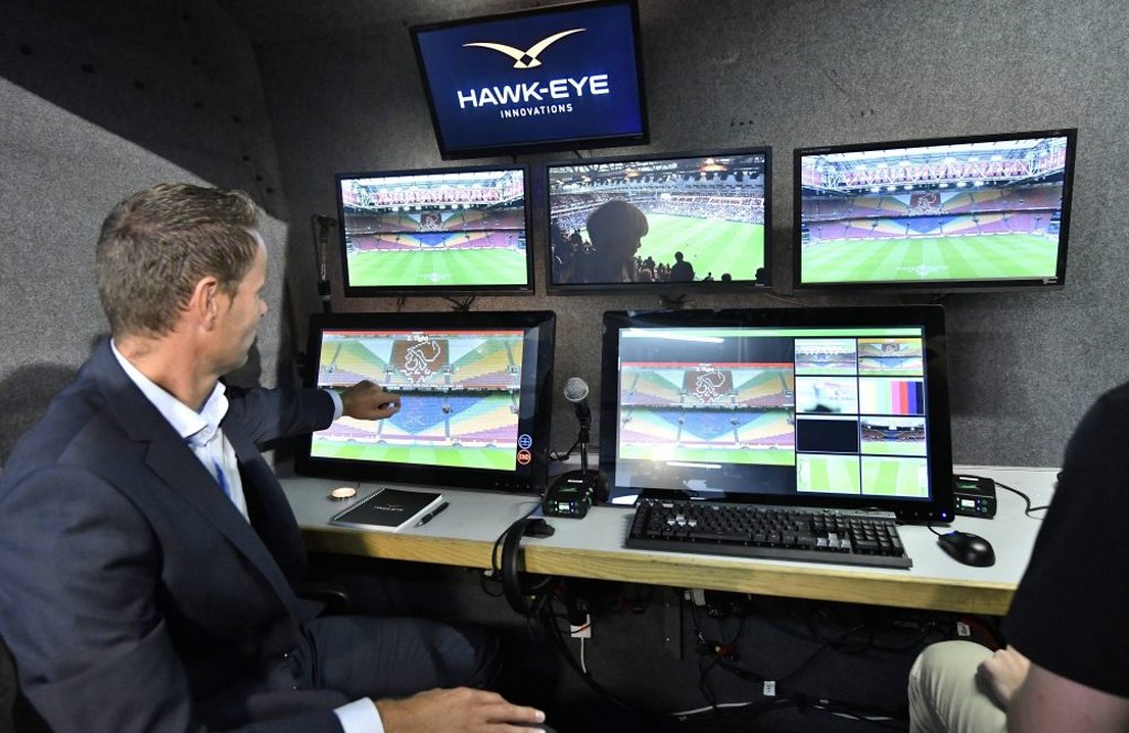 Videoschiedsrichter beim Pflichtspiel Ajax Amsterdam – Willem II Tilburg.