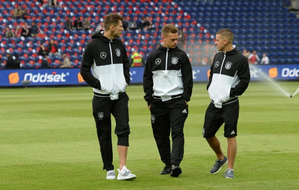 Diego Demme mit Joshua Kimmich und Leon Goretzka (von rechts,