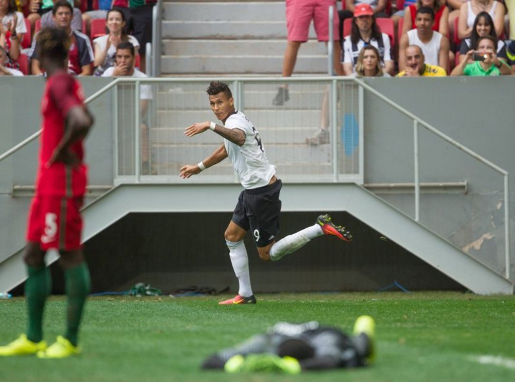 Davie Selke jubelt für Deutschland gegen Portugal.