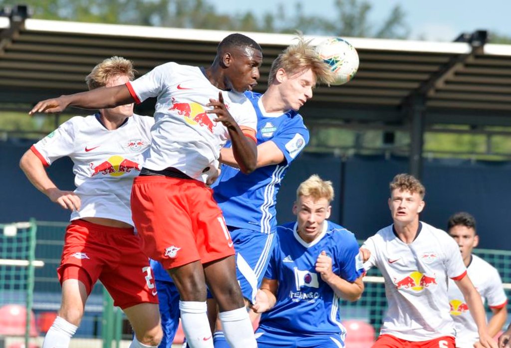 Malik Talabidi im Kopfballduell beim Spiel gegen den TSV Niendorf.