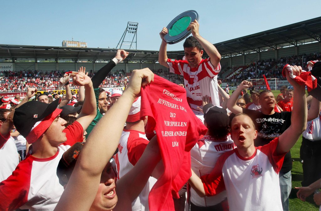 Halle feiert den HFC nach dem 0:0 gegen RBL am 34. Spieltag der Saison 2011/2012.