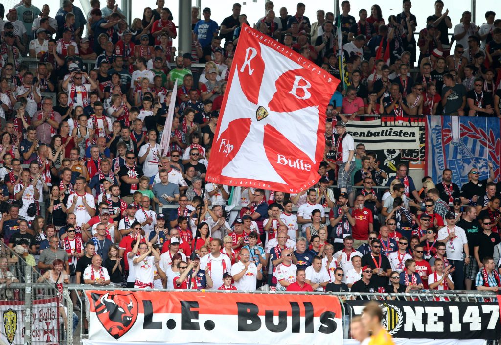 Die Fahne der Holy Bulls weht über dem Fanblock von RB Leipzig.