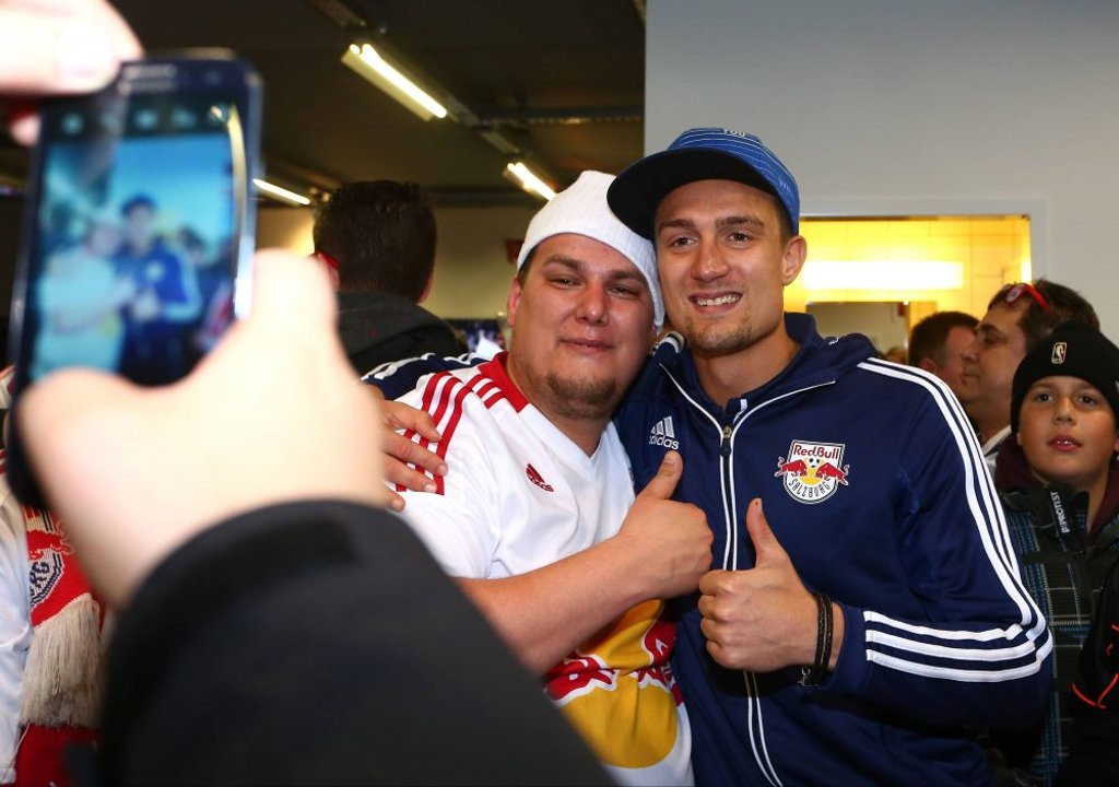 Hier noch bei Red Bull Salzburg: Stefan Ilsanker mit einem Fan.