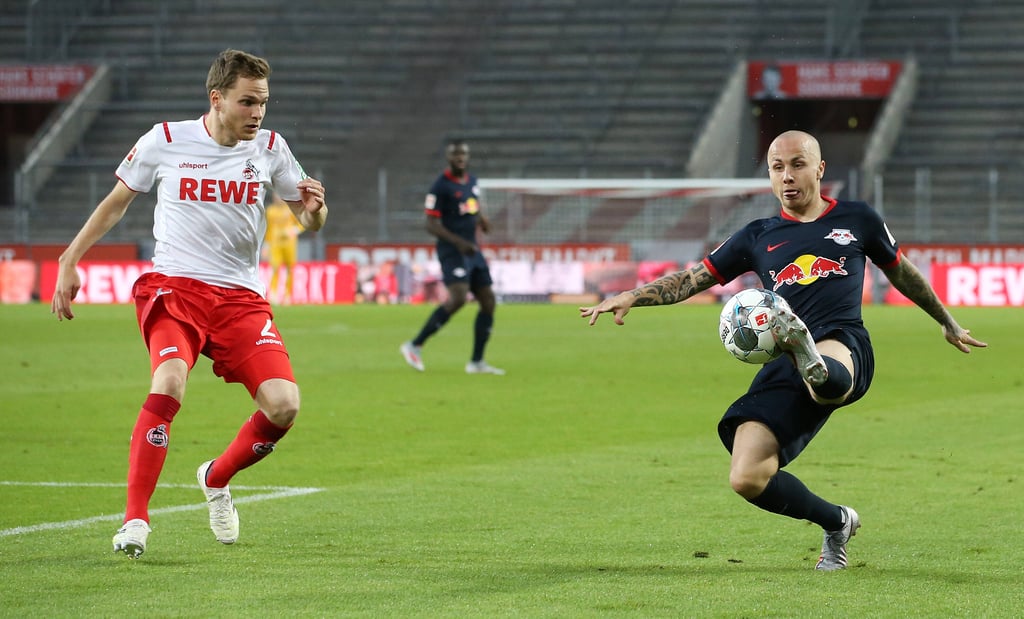 Benno Schmitz (l.) will RB Leipzigs Angelino den Ball abluchsen.