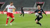 Benno Schmitz (l.) will RB Leipzigs Angelino den Ball abluchsen.