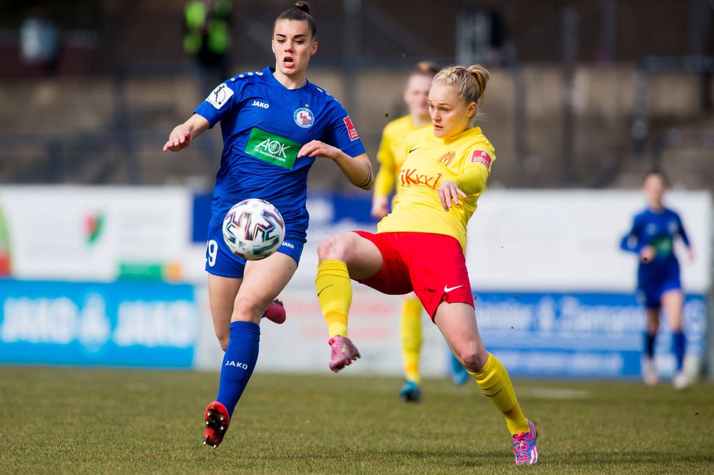 Victoria Krug im Duell mit Adrijana Mori von Turbine Potsdam (l.).