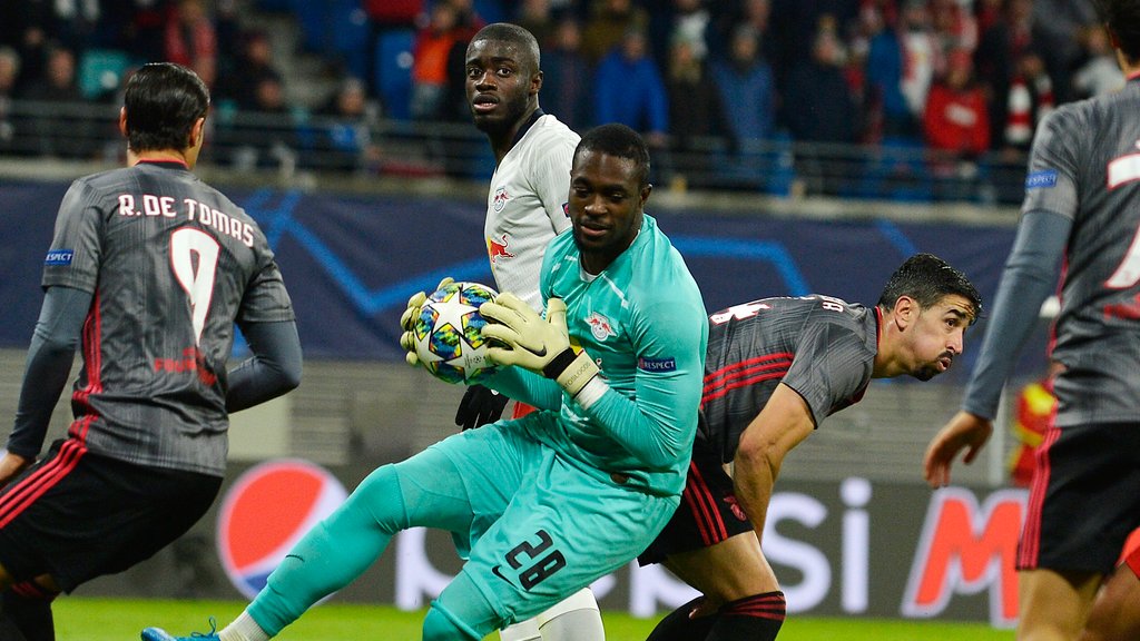 Gefahr entschärft: Yvon Mvogo pflückt im Getümmel einen Eckball herunter.