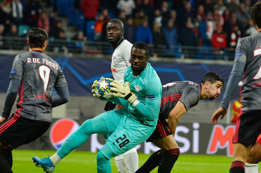 Gefahr entschärft: Yvon Mvogo pflückt im Getümmel einen Eckball herunter.