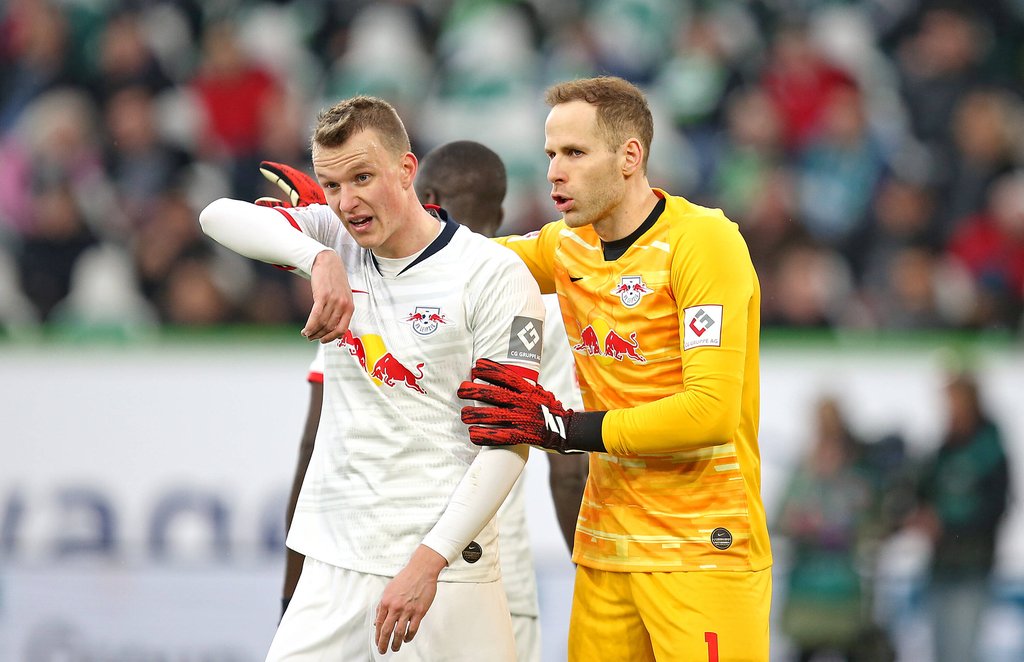 „Es wird extrem schwer, unter die ersten Vier zu kommen”: Peter Gulacsi berät Lukas Klostermann.
