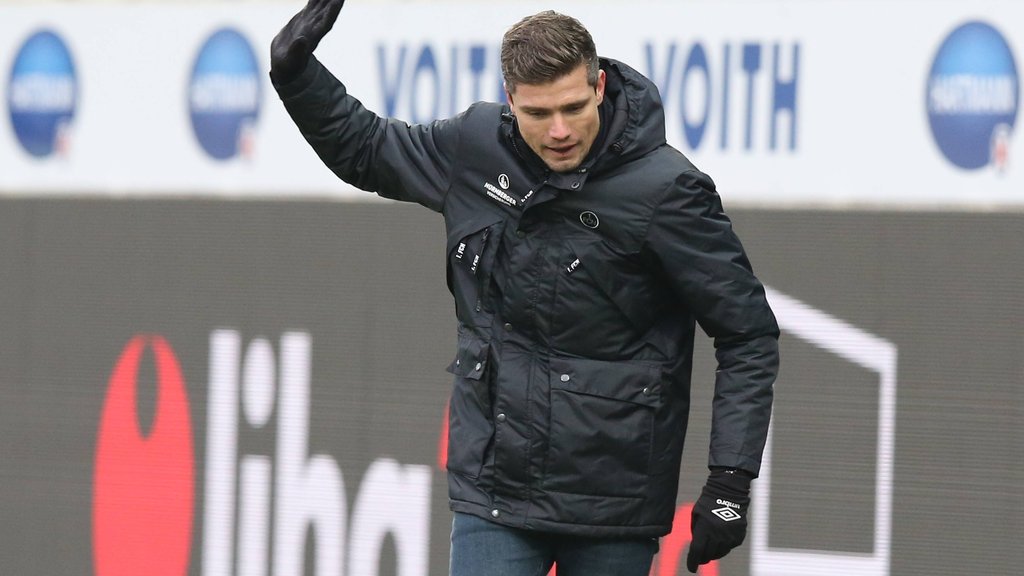 Och nö! Klauß bekommt Rot wegen Flaschenwegtretens 