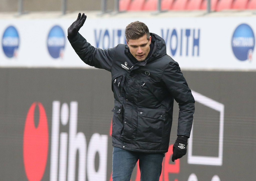 Och nö! Klauß bekommt Rot wegen Flaschenwegtretens 