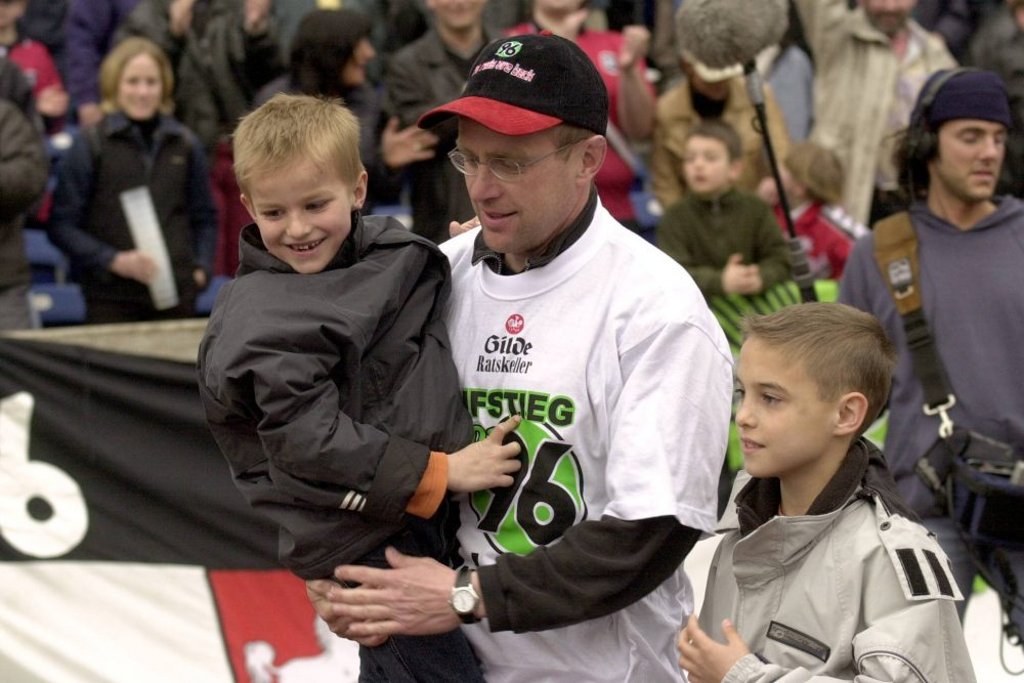 Die Söhne von Ralf Rangnick waren schon immer nah am Fußball-Papa dran. Kevin Rangnick (re. vor 15 Jahren) arbeitet nun sogar im selben Klub.