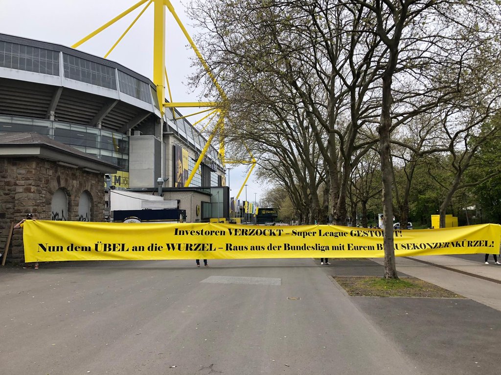 „Raus aus der Bundesliga mit eurem Brausekonzernkürzel”: Protestbanner von BVB-Fans gegen RB Leipzig vor dem Stadion.