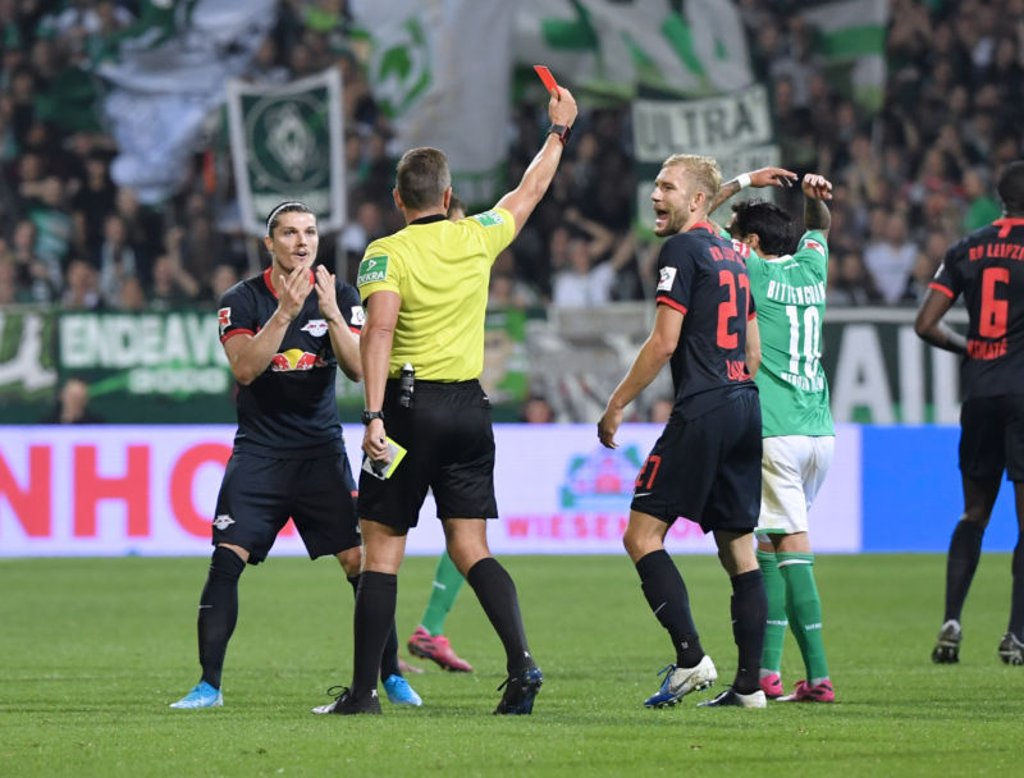 Interessante regelauslegung: Schiedsrichter Tobias Stieler zeigt Konrad Laimer den roten Karton.