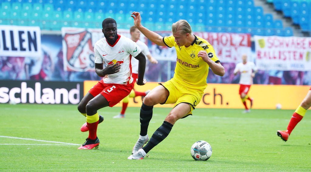 Chance zur Revanche im Topspiel am Samstagabend: Dayot Upamecano gegen Dortmunds Erling Haaland.