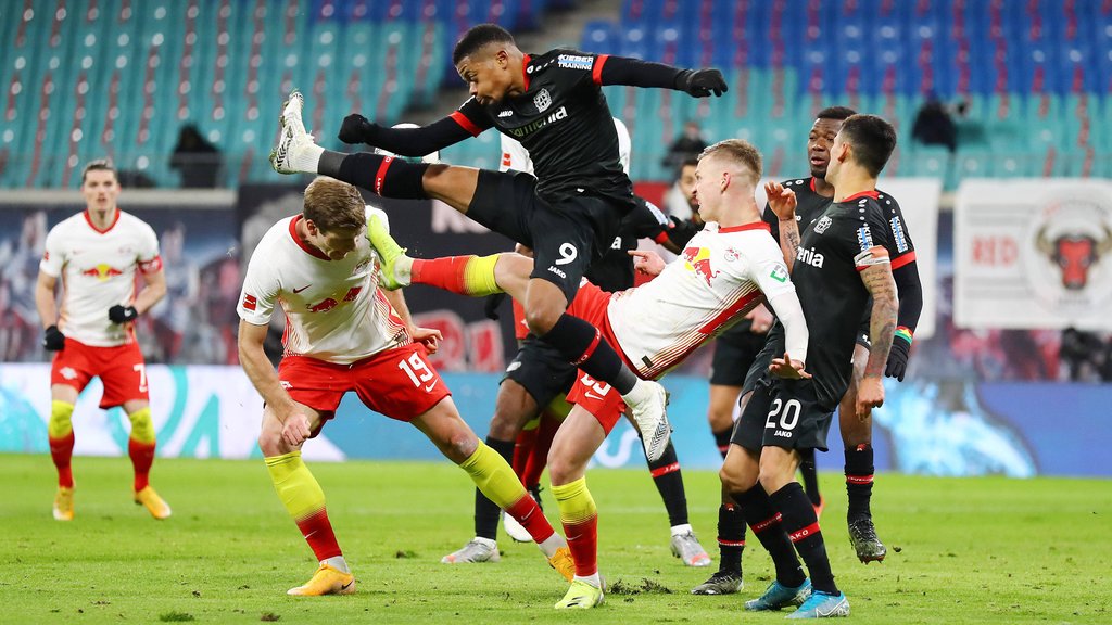 Kampfbetontes Spiel: Dani Olmo und Alexander Sörloth beharken Leon Bailey.