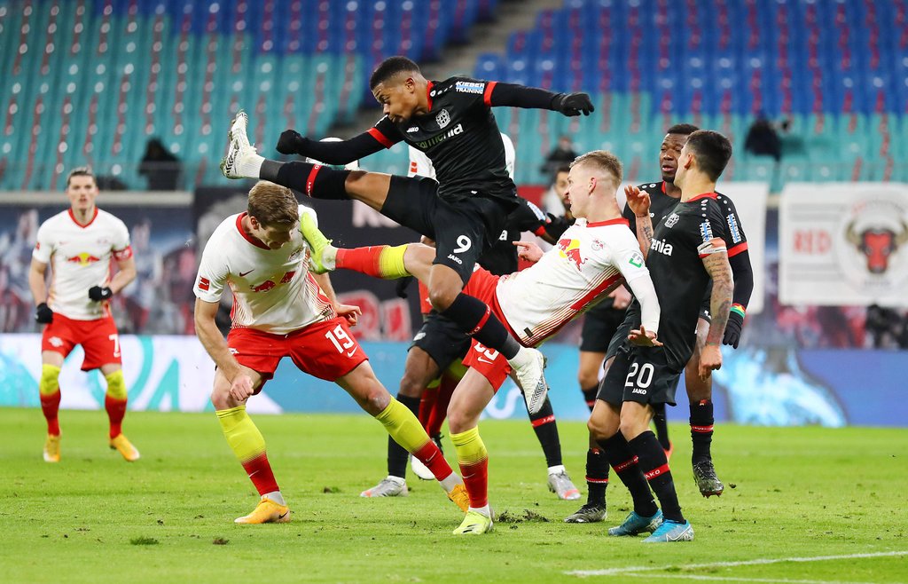 Kampfbetontes Spiel: Dani Olmo und Alexander Sörloth beharken Leon Bailey.