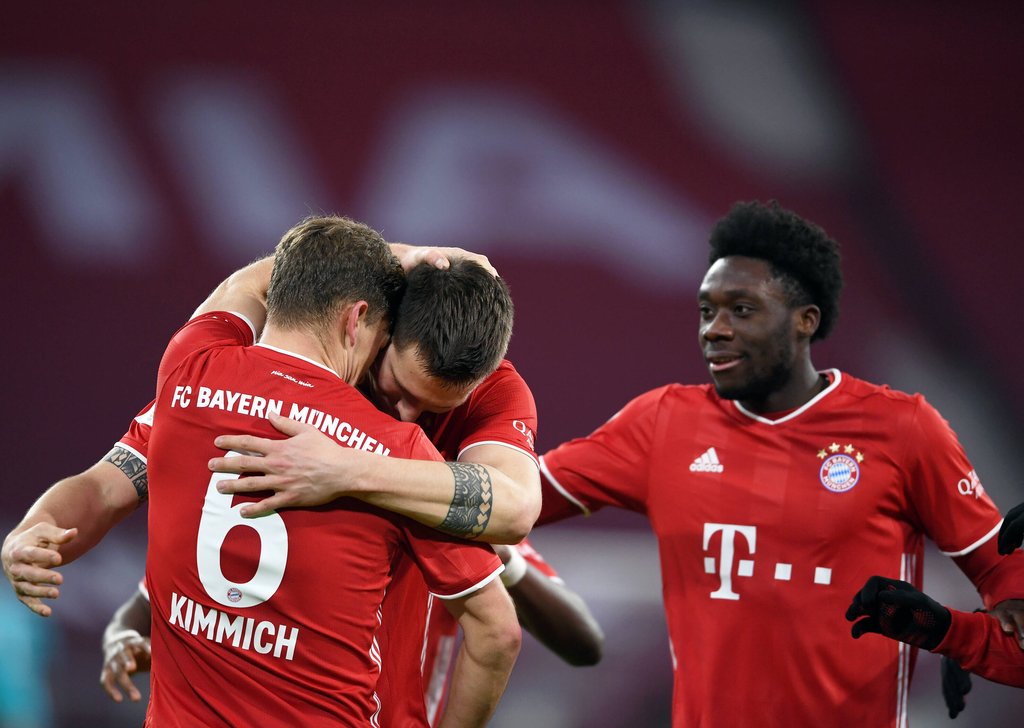 Schützen unter sich: Joshua Kimmich und Niclas Süle umarmen sich