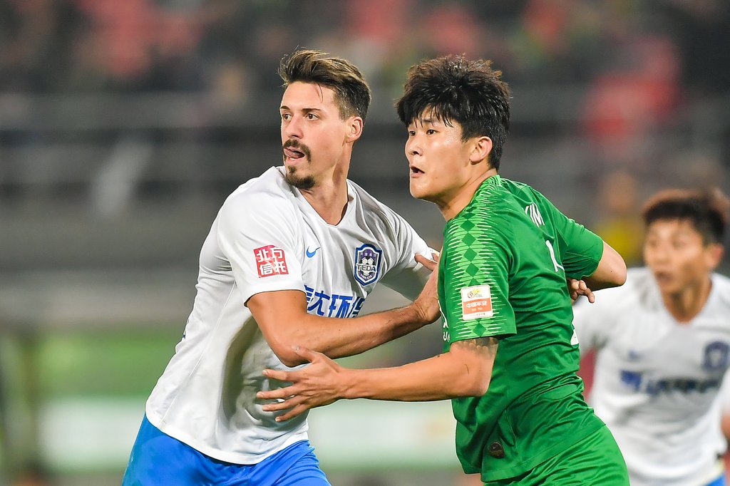 Kim Min-jae (hier gegen Sandro Wagner) könnte für RB interessant sein.