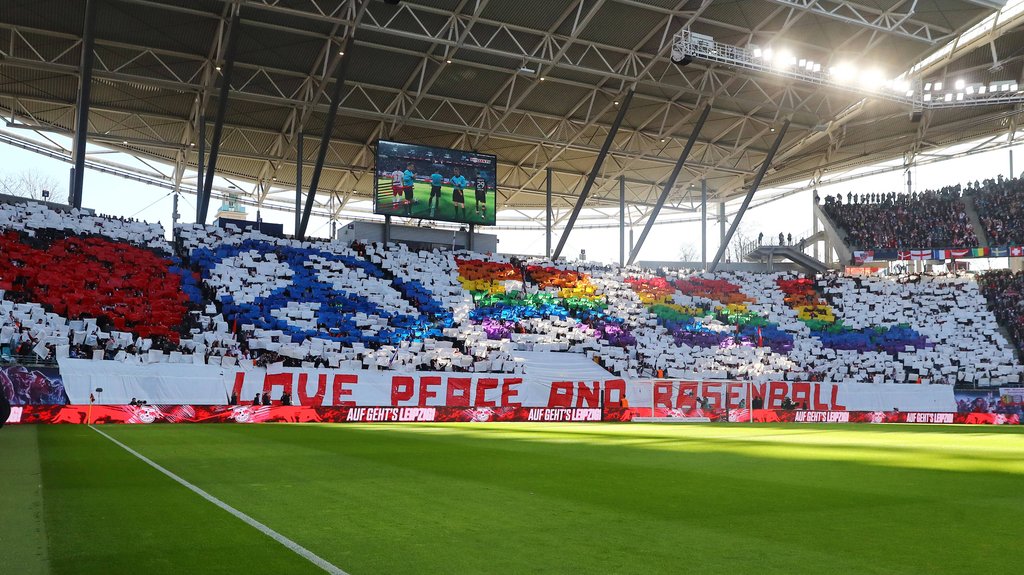 Zeichen gegen Diskriminierung: RB-Choreo "Love, Peace and Rasenball"