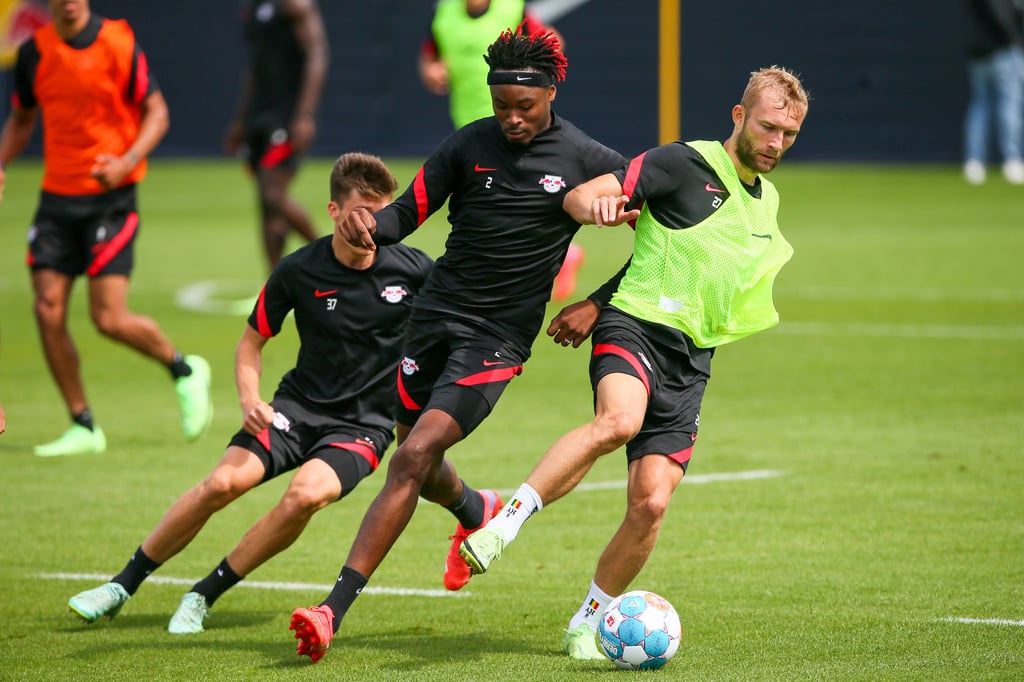 Letzte Woche vor dem Start, um sich zu empfehlen: Mohamed Simakan gegen Konrad Laimer.