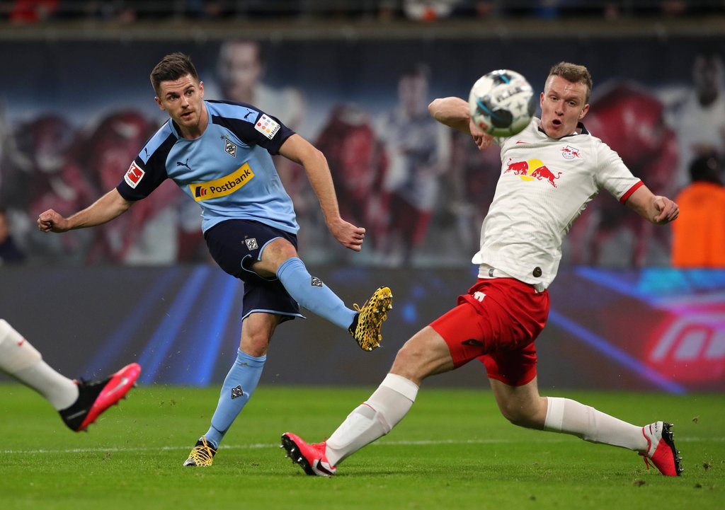 Kein Trainings-Rhythmus: Lukas Klostermann gegen Torschütze Jonas Hofmann.