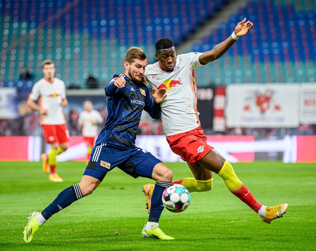 Leipzigs Nordi Mukiele (r.) gegen Unions Christopher Lenz im Einsatz.