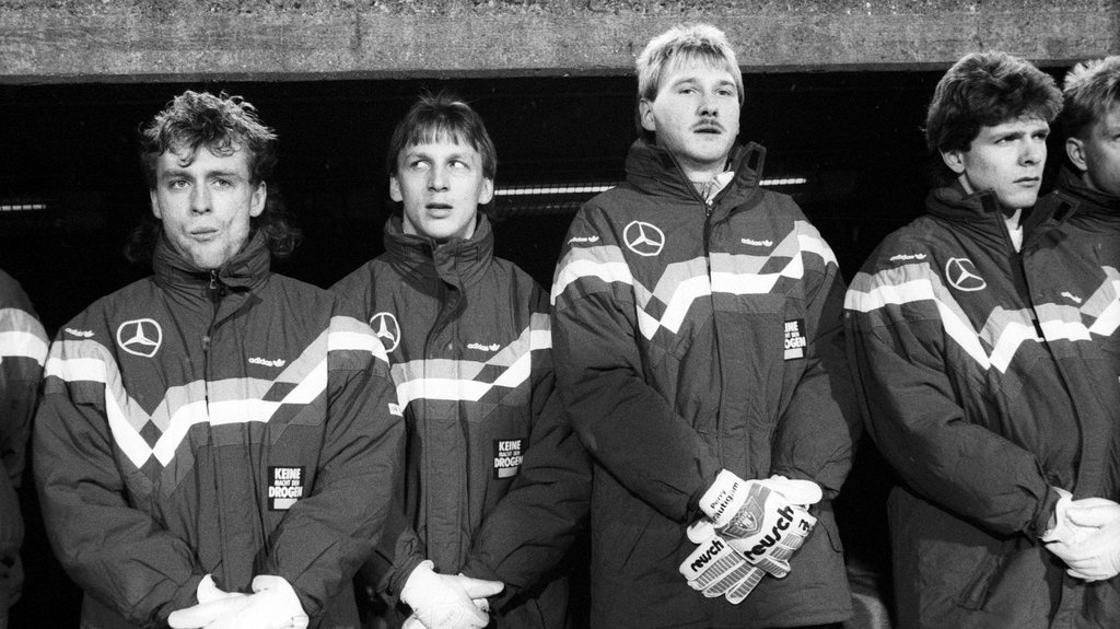 Perry Bräutigam (2. v. rechts) und Andreas Thom (2. v. links) spielten nach der Vereinigung auch zusammen für die deutsche Nationalmannschaft.