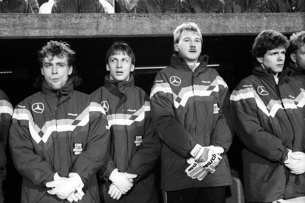 Perry Bräutigam (2. v. rechts) und Andreas Thom (2. v. links) spielten nach der Vereinigung auch zusammen für die deutsche Nationalmannschaft.