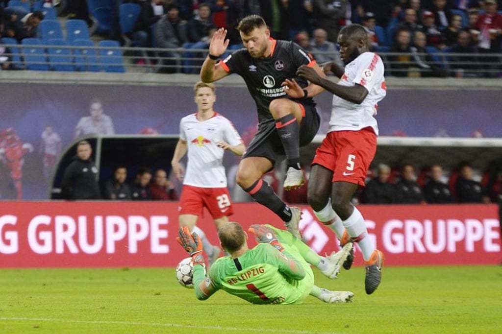 Peter Gulacsi fischt den Ball vom Fuß.