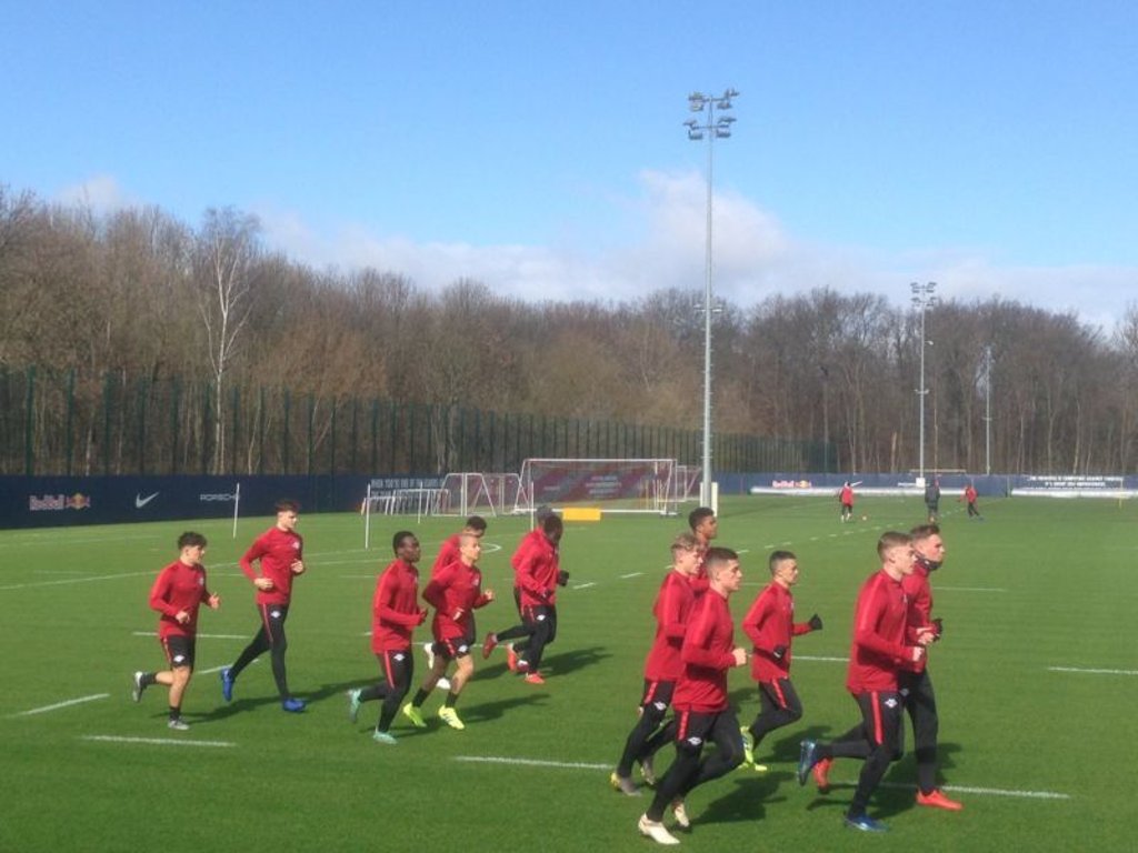 Bei RB Leipzig trainieren am Dienstag hauptsächlich Nachwuchskräfte statt Profis.