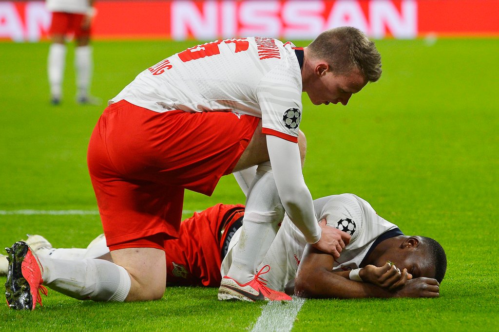 Sorge um den Teamkollegen: Lukas Klostermann kümmert sich um Nordi Mukiele.