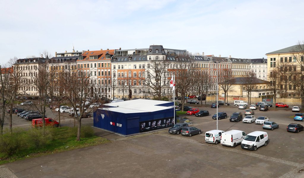 Über die Entwicklung des Stadionumfelds der Red Bull Arena wird seit langem gestritten. (hier der Fanshop hinter dem alten Schwimmstadion)