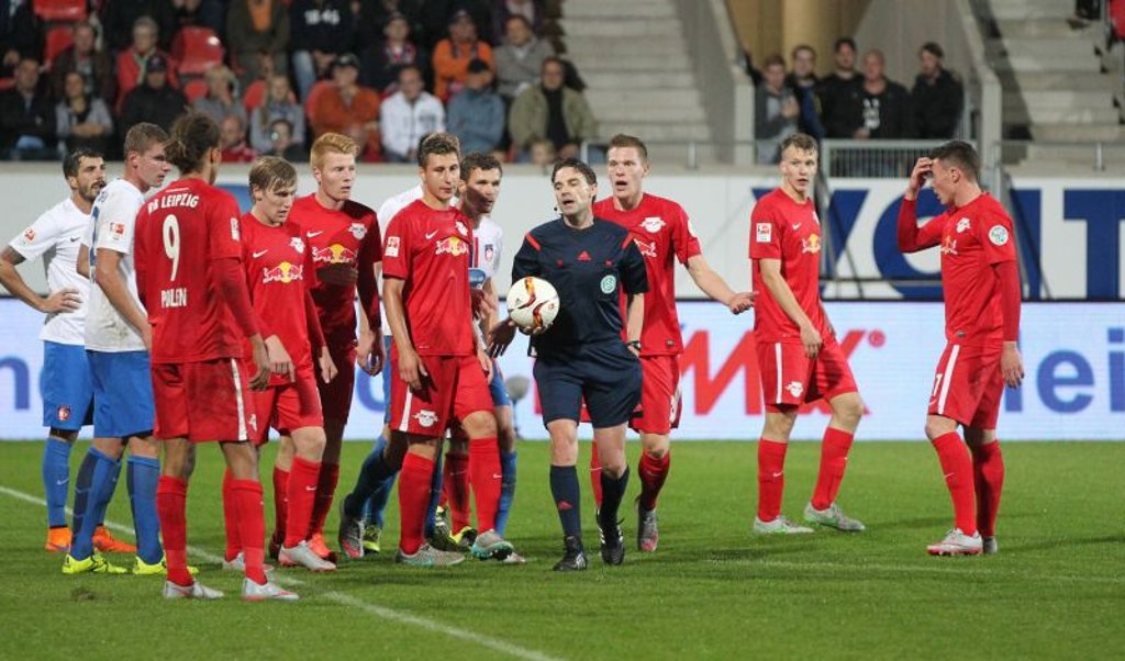Mit Guido Winkmann kennt man sich bei RB Leipzig schon aus. Hier bei einem Zweitligaeinsatz in Heidenheim, als Winkmann einen Elfmeter auf Intervention des Linienrichters zurücknimmt.