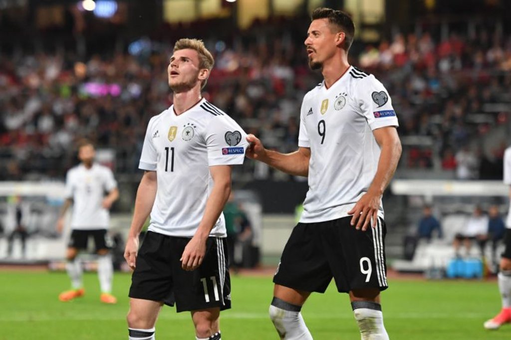 Artenschutz: Sandro Wagner (r.) verteidigt seinen Stürmerkollegen Werner gegen Pfiffe.