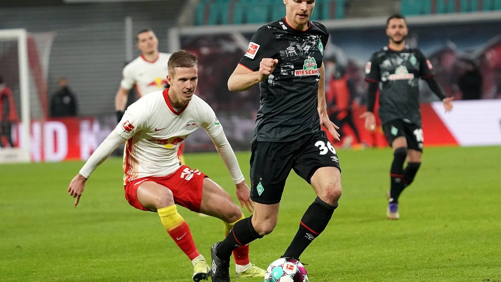 Ab durch die Beine: Dani Olmo tunnelt Christian Geroß vor dem 2:0.