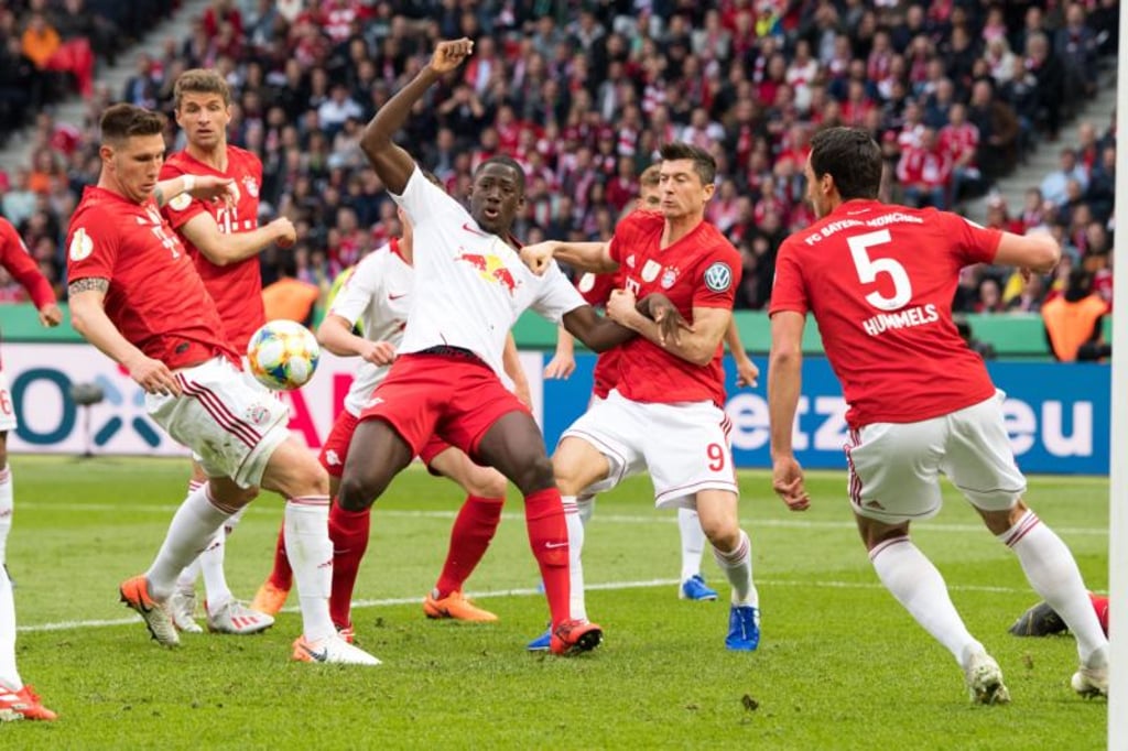 Ibrahima Konaté wird von Robert Lewandowski gezogen.