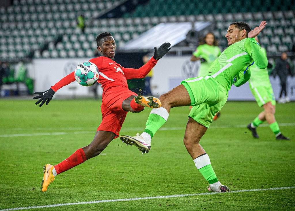 Leipzigs Amadou Haidara (l.) im Duell mit Wolfsburgs Maxence Lacroix.