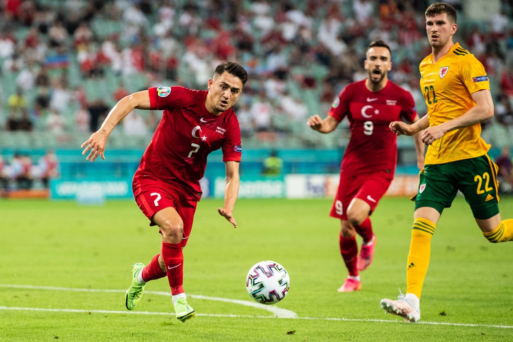 Cengiz Ünder (l.) geht gegen den Waliser Chris Mepham zum Ball.